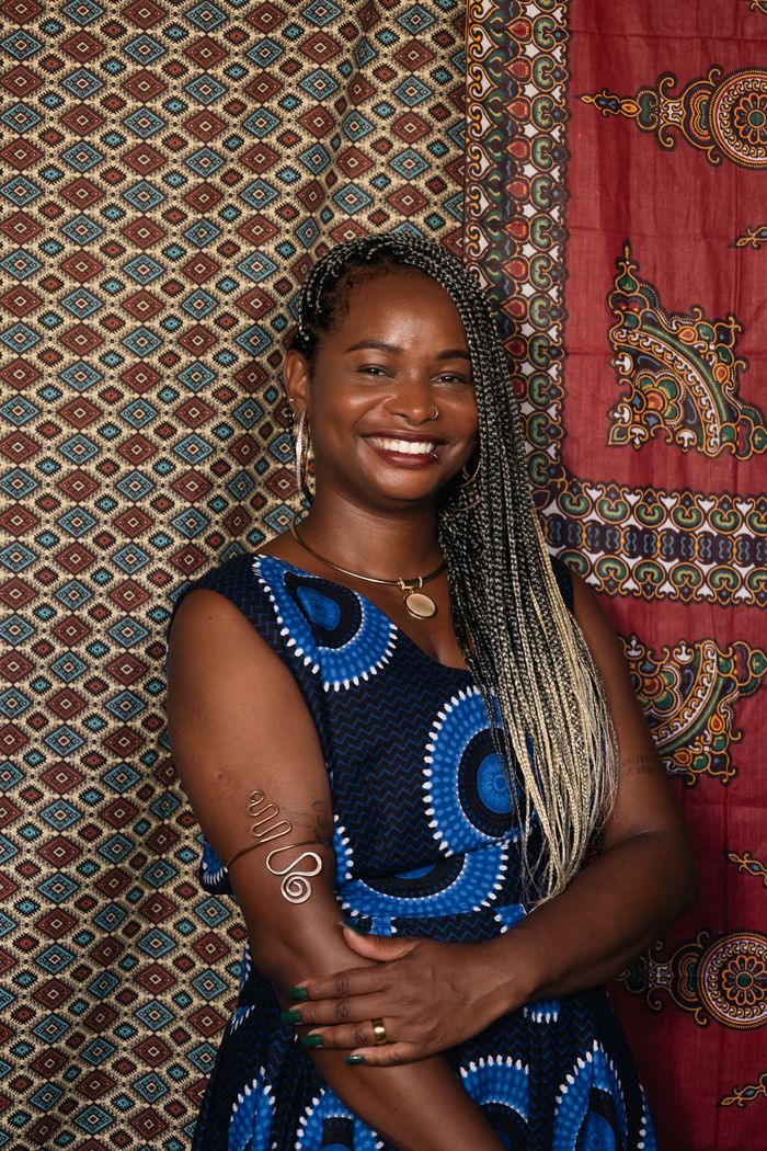 Priscila Brasileiro, psicóloga, diante de tecidos africanos